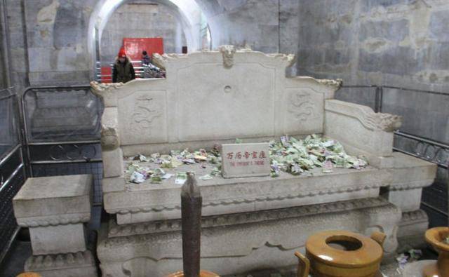 万历皇帝为什么28年不上朝?考古学家打开他的陵墓,真相大白!