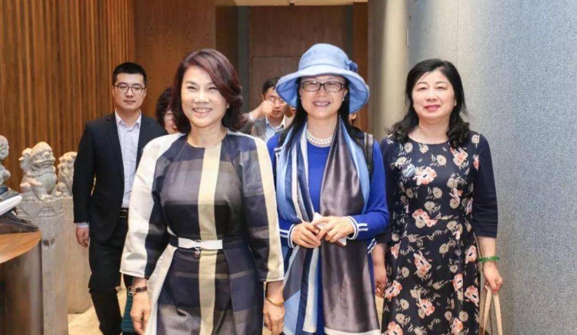 被哥哥踢出族谱20 年,董明珠的一生比你想得传奇_销售_工作_格力