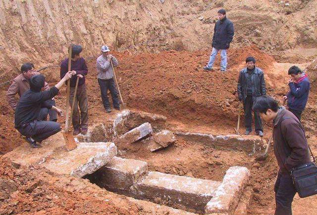 原创一条巨蛇守护古墓附近村民深信不疑考古家冒险前往发现真相