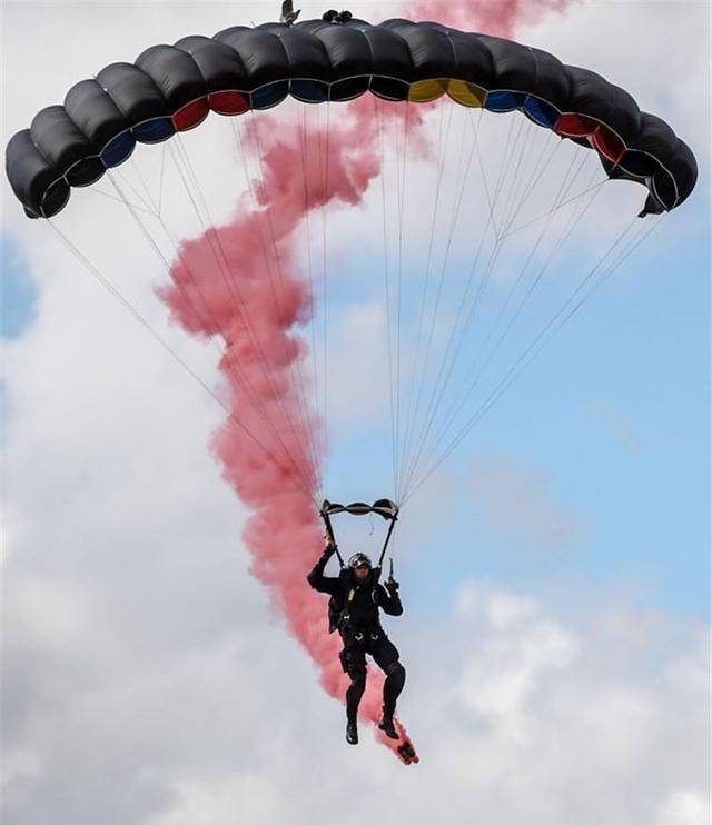 为什么伞兵跳伞时,从不对地面敌人射击?是另有原因的!_的任务_过程_在