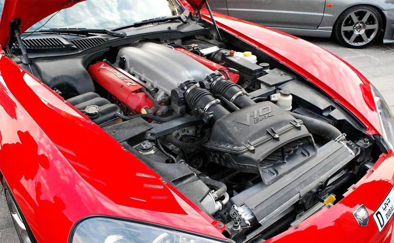 其搭载了克莱斯勒与迈凯伦联合开发的全新v10发动机,相比之前的v10