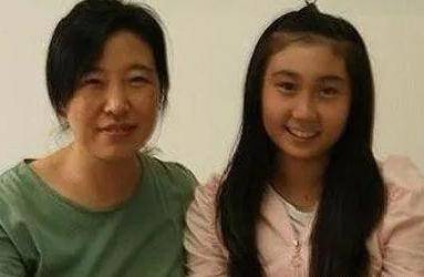 母亲瘫痪多年后水儿支持父亲水均益分手今她也成了电视主播