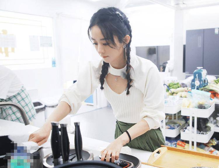 原创赵丽颖上中餐厅低调炫富一对耳环就五位数不敢买同款