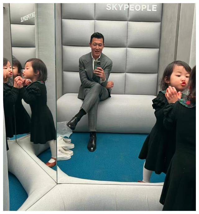 朱珠老公晒女儿,2岁王珠宝花式卖萌,身高已超妈妈腰部长势喜人_王昀佳