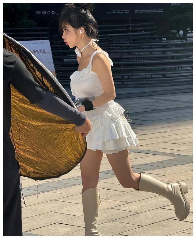 冯提莫性感比基尼秀一米五身高亦惊艳