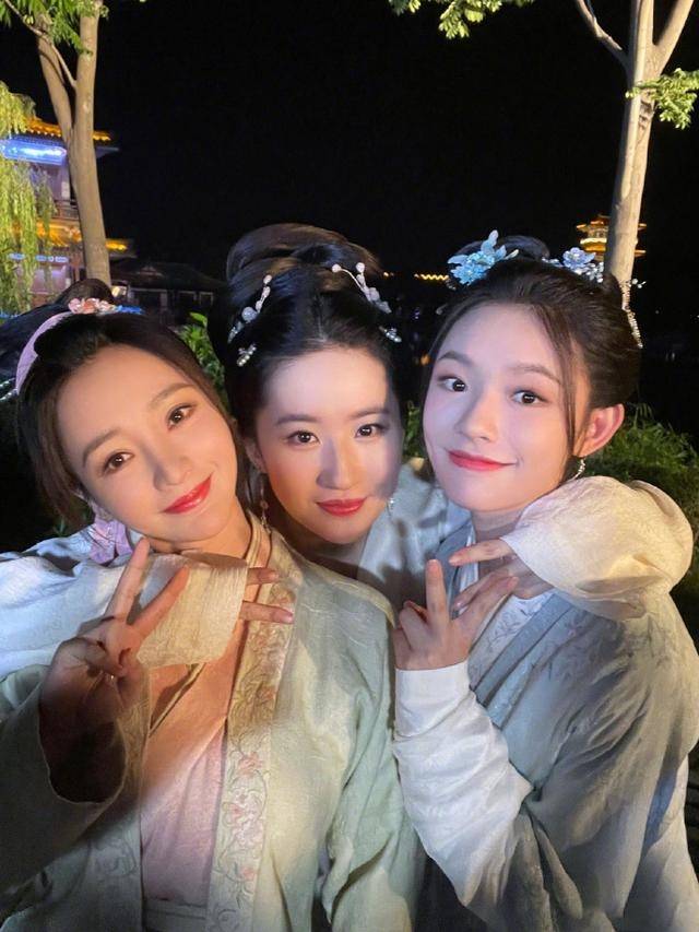 刘亦菲柳岩林允同框三人穿古装长裙仙气十足根本看不出年龄差