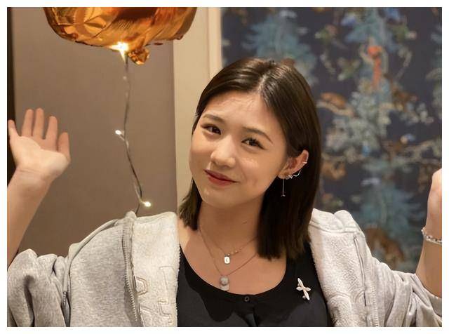被汪峰女儿留学照惊艳到了18岁身材抢镜一双漫画腿太吸睛