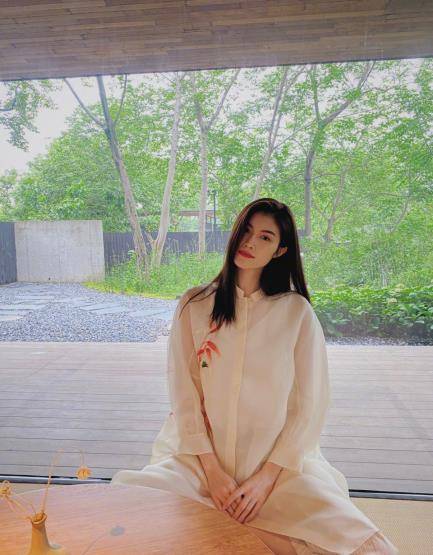 原创31岁的何穗碎花裙搭配超模亲自教你怎么搭配衣服