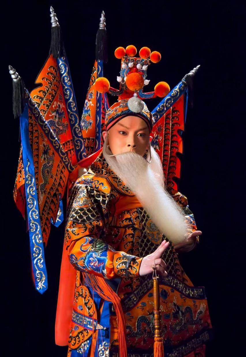 原创京剧名家谭正岩青京赛夺冠后被质疑扇自己耳光其实他真的很优秀