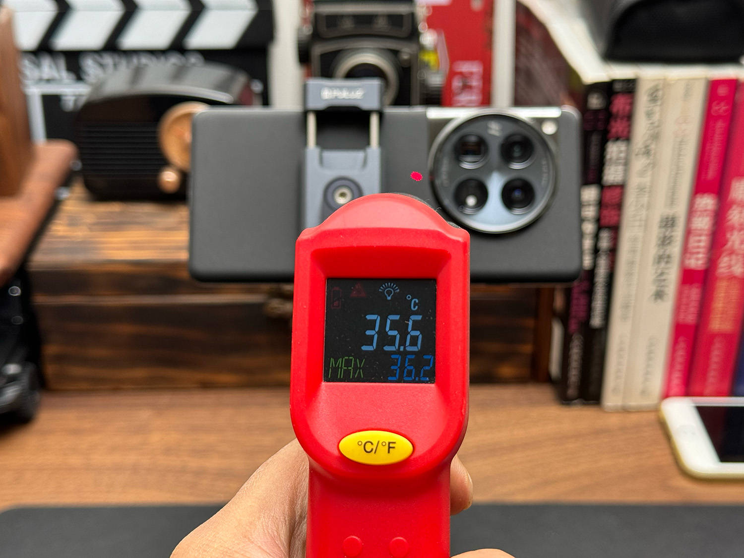 录制过程中没有出现过热的提示,在结束录制前,我测量了一下背部最热