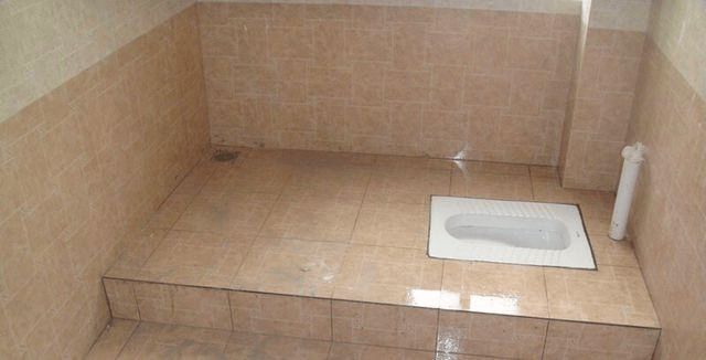 卫生间选蹲坑还是马桶看完它的脏污秘密庆幸我家没选错