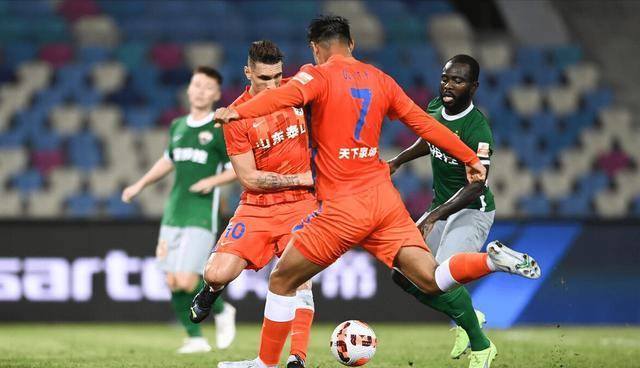 山东泰山转投国奥,年轻右路崭露头角,郑铮继任传奇_童磊_谢文_战术