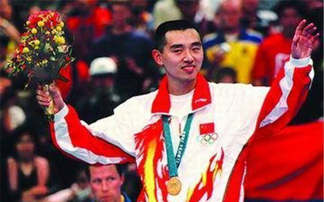 原创乒乓球王子孔令辉现状因追债事件被免职如今赋闲在家卖茶壶