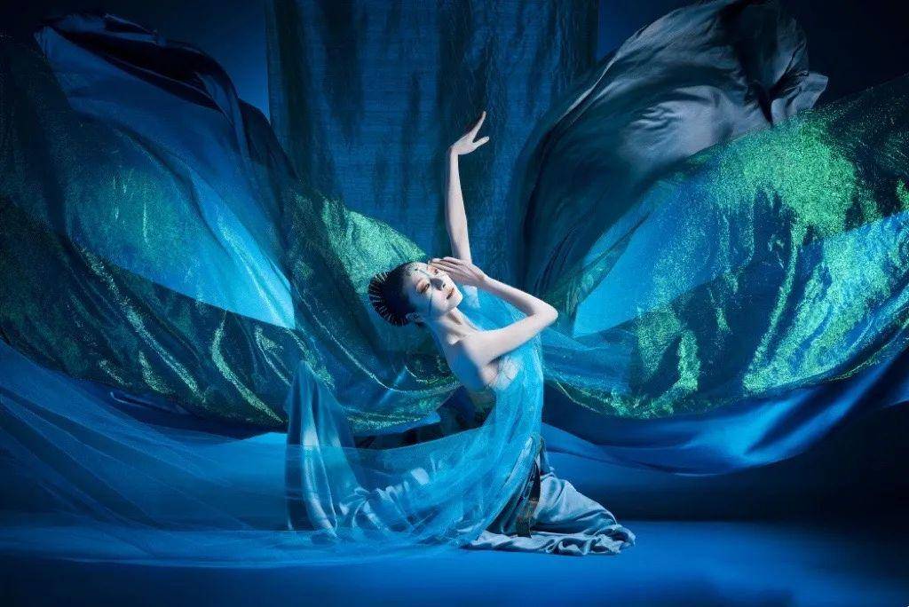 2020年参加芒果台舞蹈类综艺节目《舞蹈风暴》更是让谭元元再次爆红