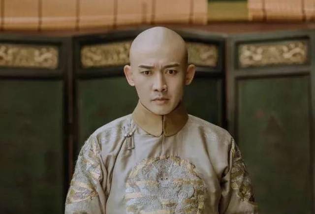 原创乾隆弟弟弘昼每天装疯卖傻给自己办葬礼却让后代永享荣华富贵