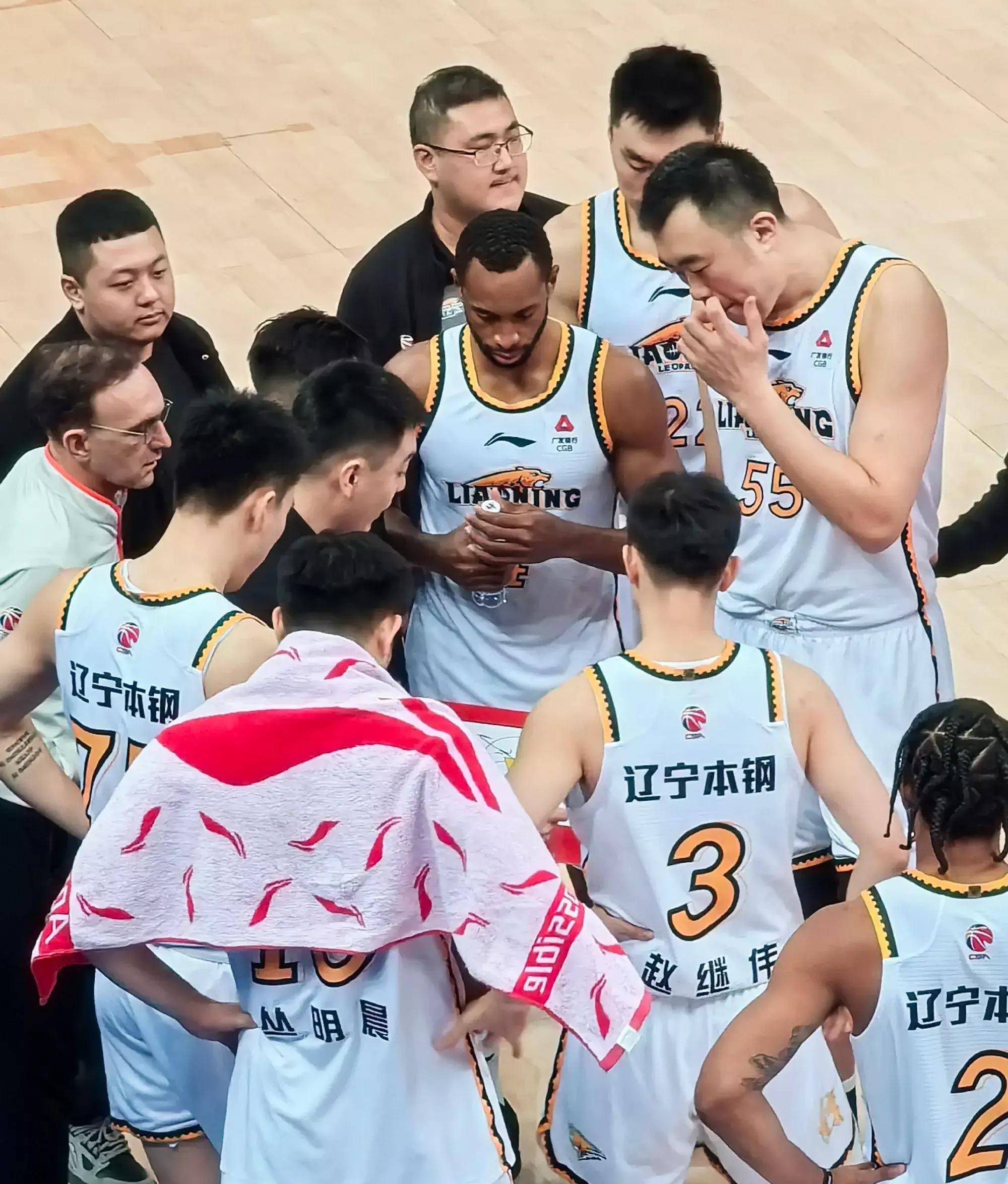 本场比赛辽宁男篮最大的收获就是重回首发的福格终于迎来了个人状态的