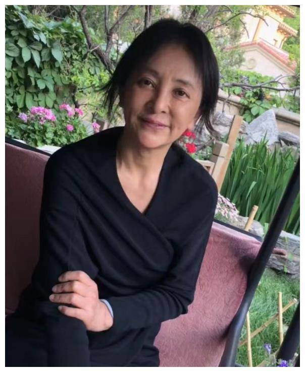 叛逆老戏骨:拒嫁中国男人,3个老外离婚,独居废品豪宅,不后悔_李勤勤