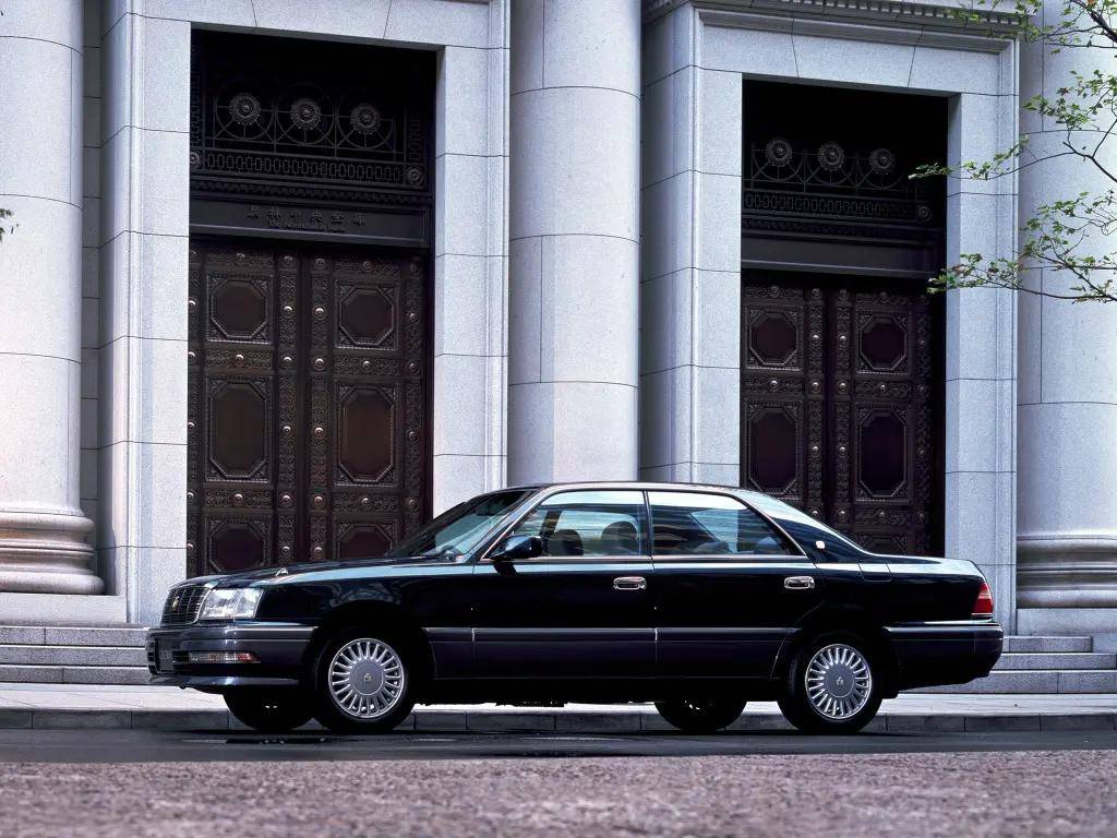 丰田皇冠正式停产!昔日神车终究走下神坛,亚洲龙上位_搜狐汽车_搜狐网