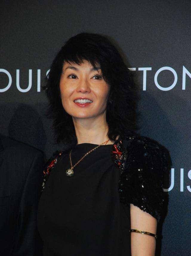 从现在的照片里我们也能看到,如今的张曼玉年纪大了,不再像年轻时那么