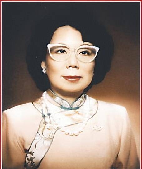 1932年,在我国香港的富商庄静庵家中,他的女儿庄月明出生了.