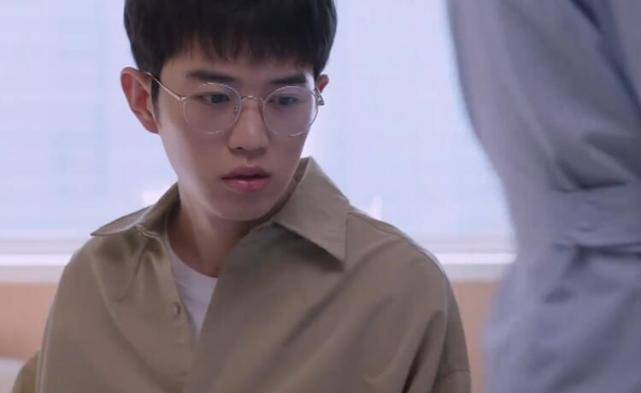 原创郑舒然盯着护士小姐看就算了下一秒的做法尖尖能忍而凌霄忍不了