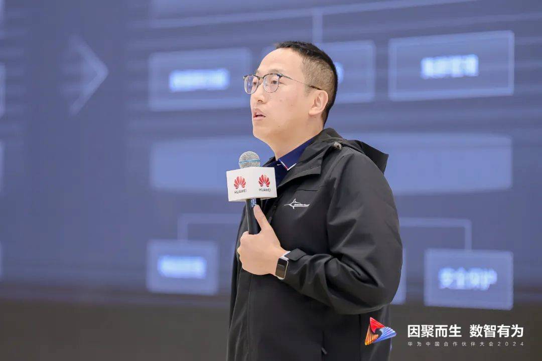 的华为中国合作伙伴大会2024上,华为数据存储产品线总裁周跃峰表示,在
