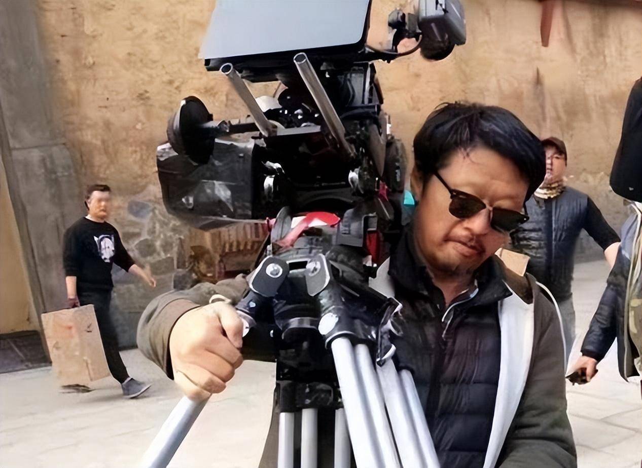 原创他一手捧红靳东和王凯自己却在跑龙套王凯领奖当众下跪感恩