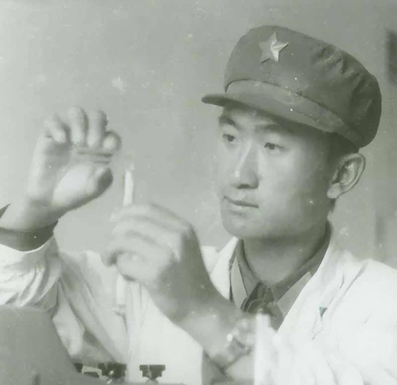 王健林的父亲军人出身活了101岁百岁生日时王健林为他祝寿