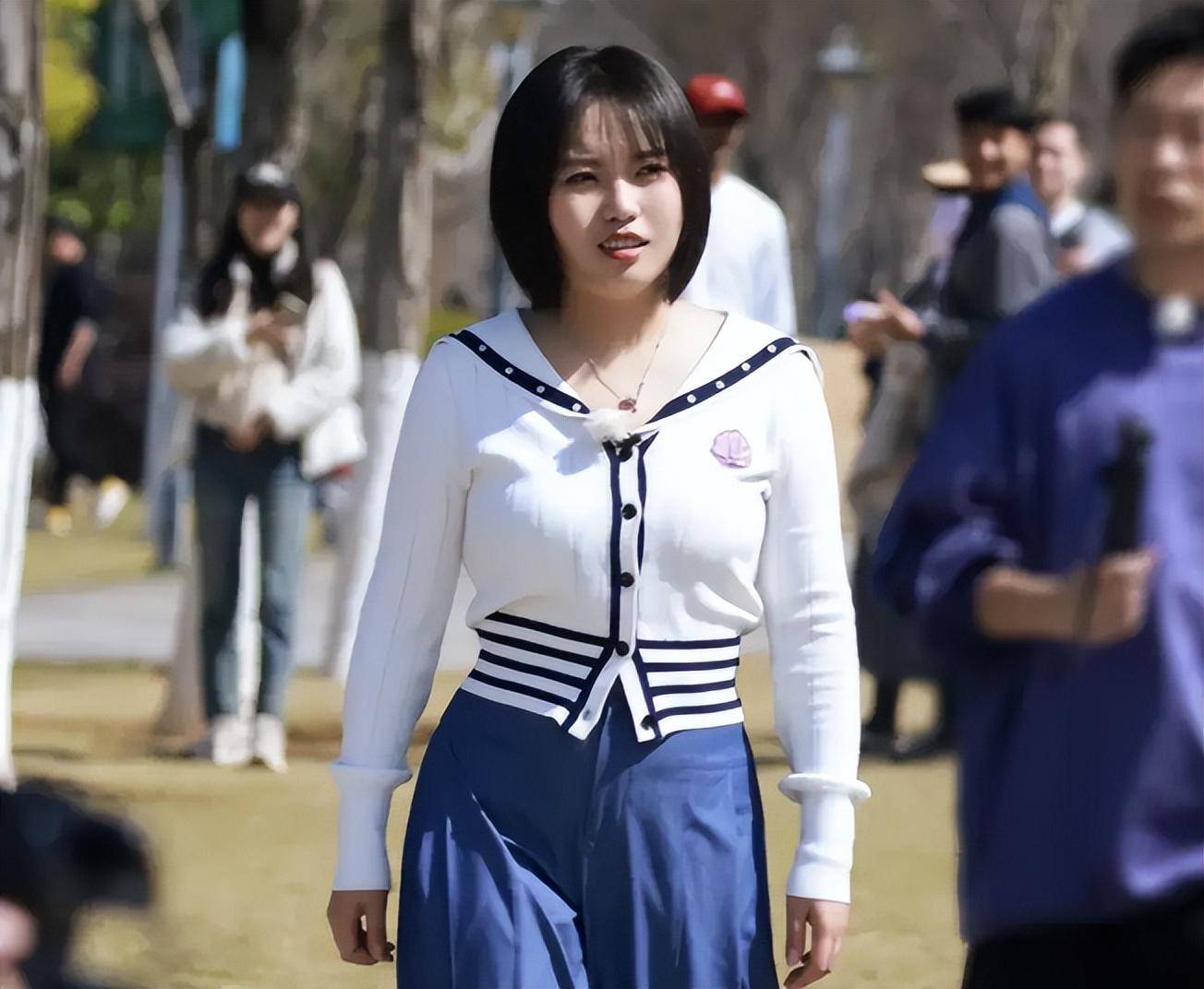 李雪琴综艺近照曝光!身材暴瘦颜值飙升,网友称其酷似韩国女团