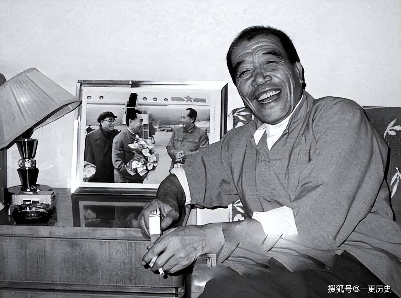 他同意的地方就画一个红圈,好多事情不懂就与华国锋,李先念他们商量一