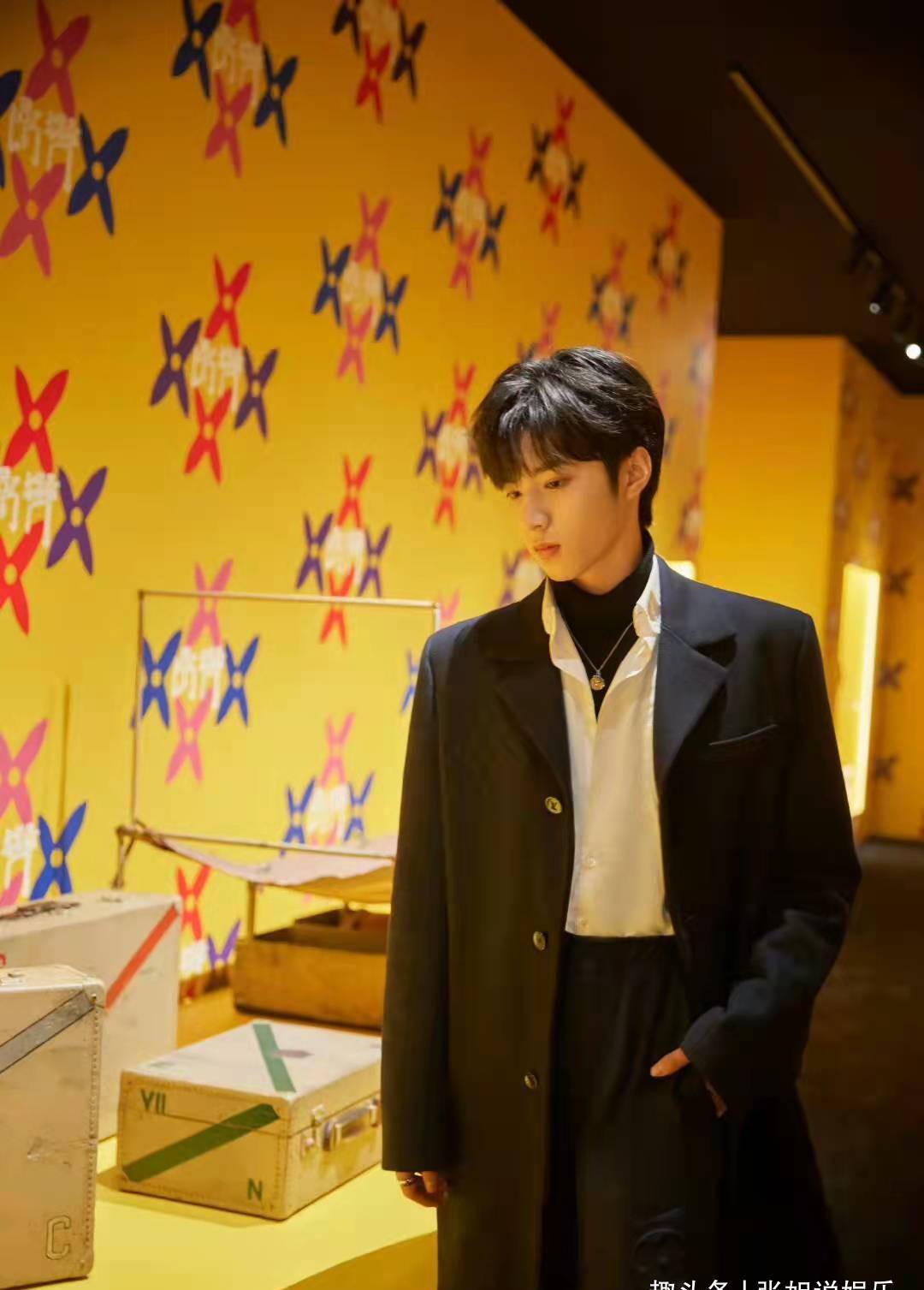 天生勇敢的刘耀文小学时成了练习生如今已是舞台上的发光体