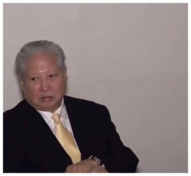 洪金宝近况曝光:73岁红光满面,精神焕发,妻子气质出众.