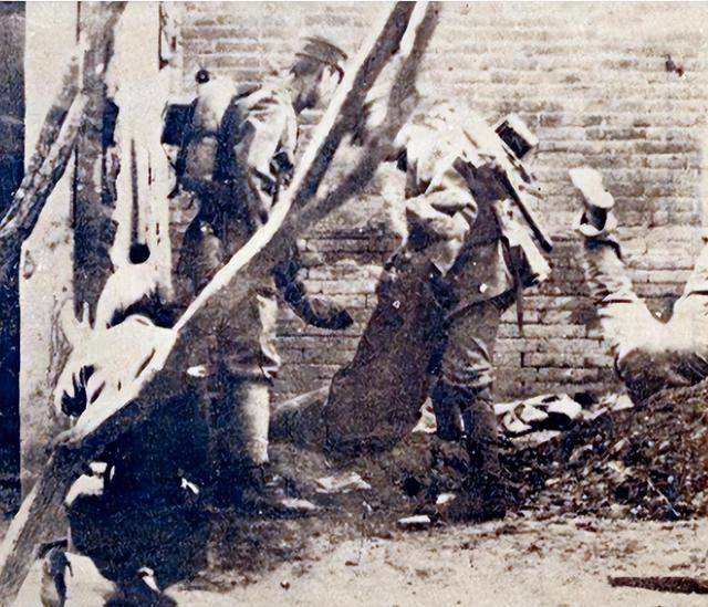 20张日本大屠杀罪行照片一对青年夫妇男被吊杀女做新兵靶子