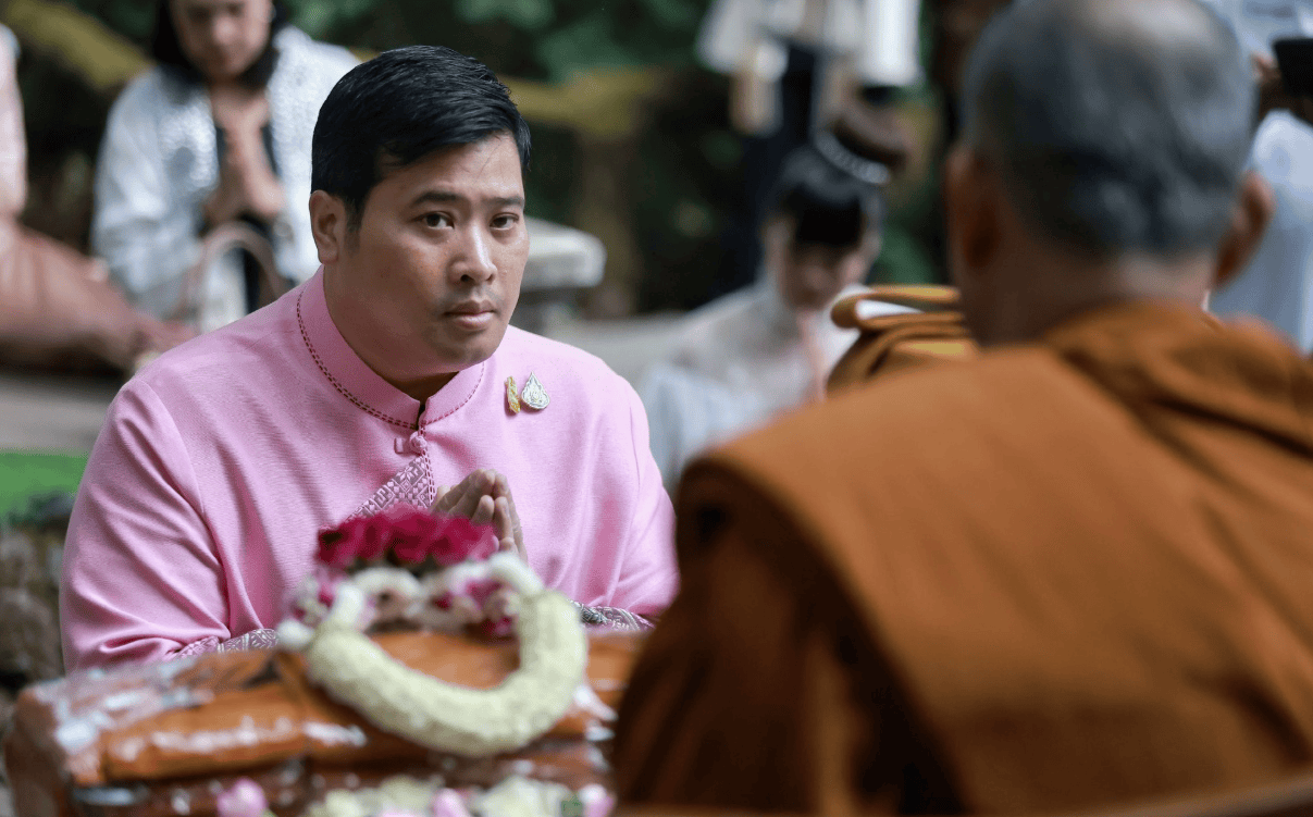 原创aon王子参观佛塔穿樱花粉虔诚拜高僧长一张富贵脸眼神也犀利