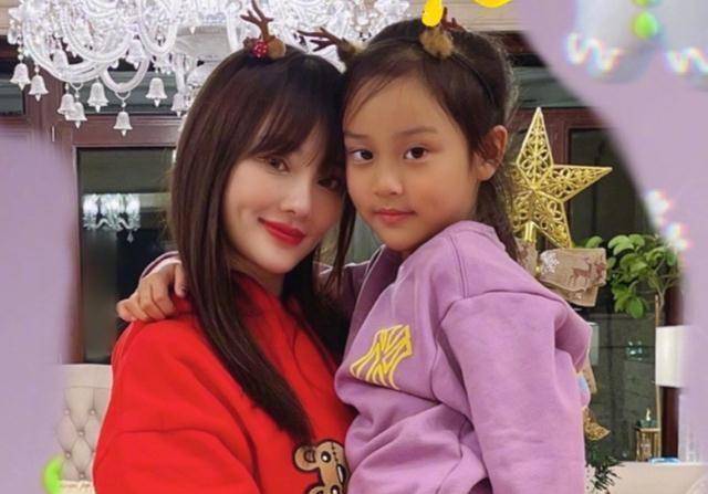 只不过,甜馨继承了李小璐的鹅蛋脸,可她肤色还是遗传了贾乃亮.