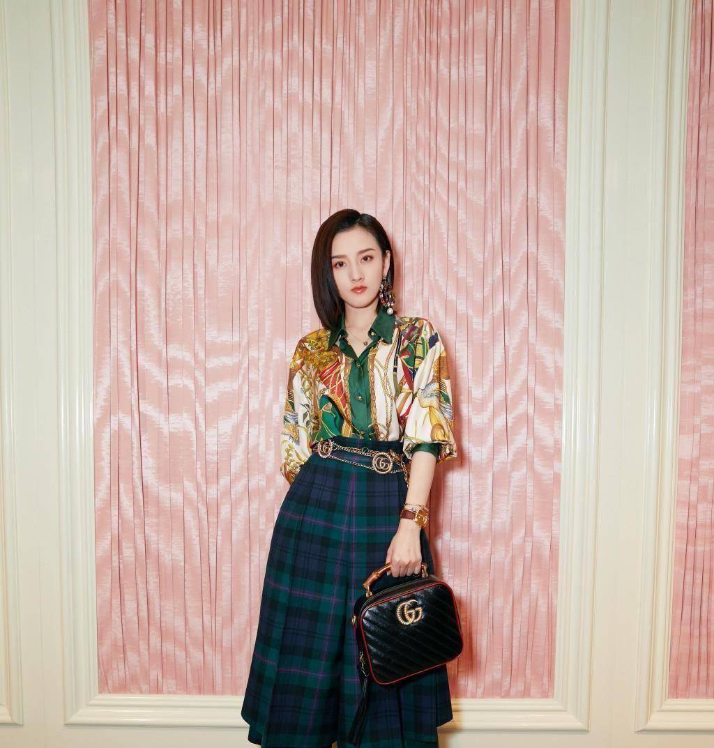 原创"小哪吒"越来越迷人,一身波点西装裙搭配短靴,小蛮腰抢镜_祖儿