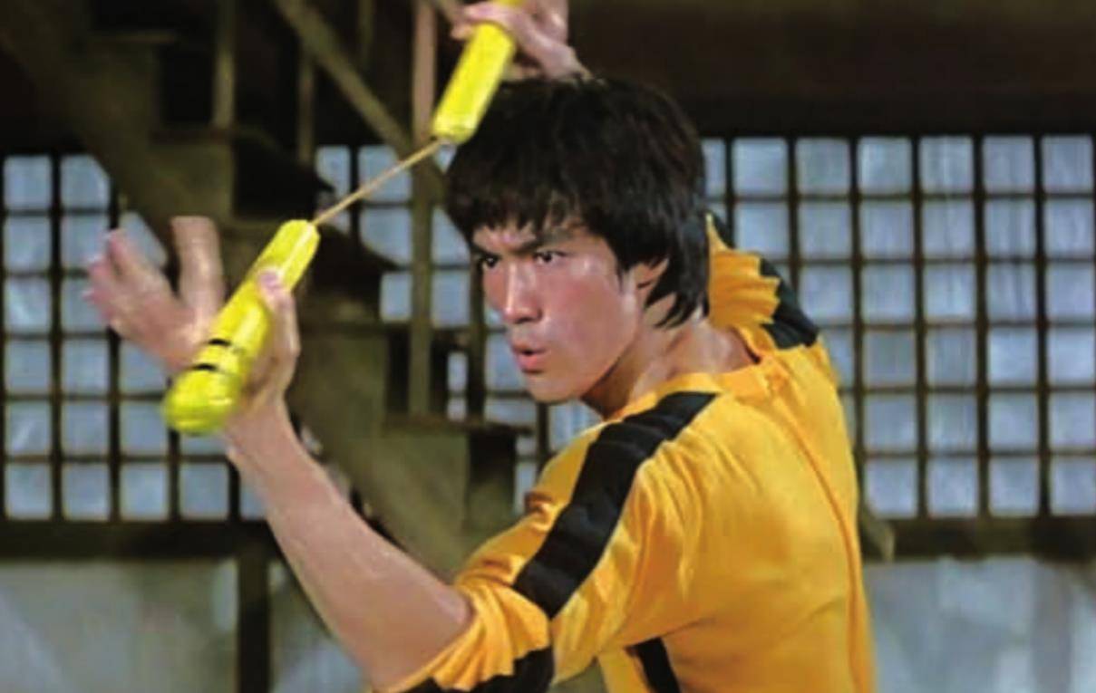 原创1973年李小龙去世当晚一名记者潜入殡仪馆发现他脸上有个泡