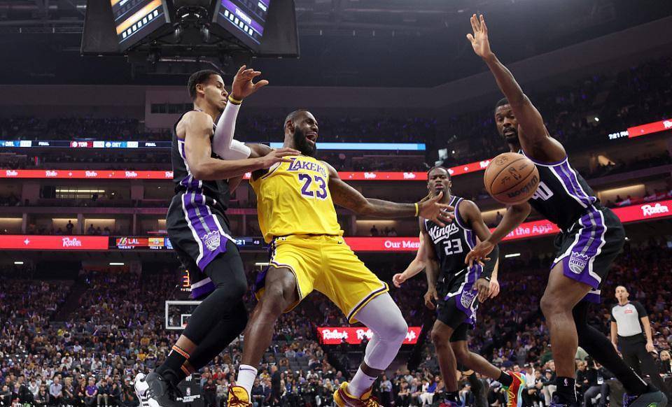 原创3人轰20湖人卡位战完败浓眉22103詹姆斯准3双小萨3双