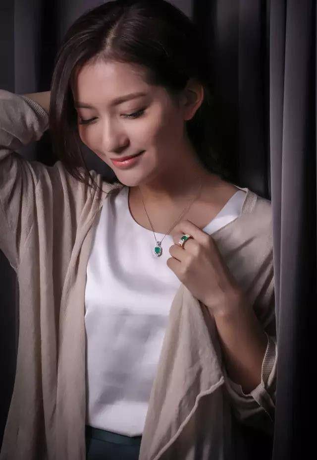 随后,她还参演了校园奇幻动作剧《校花的贴身高手》,在该剧里面她饰演