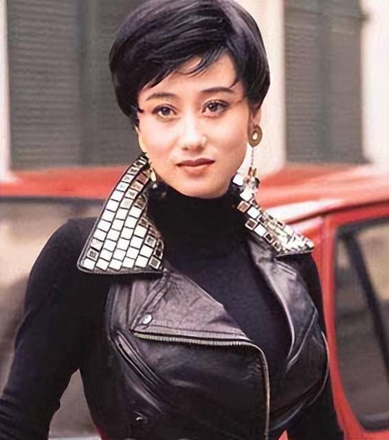 62岁利智被曝出最近照片容颜已显老态现与李连杰共同参拜佛寺