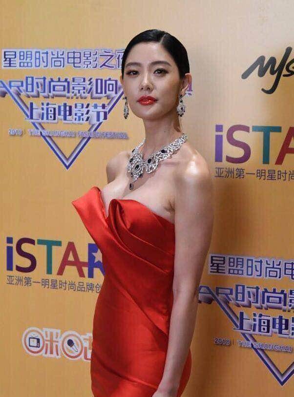 不过,自从克拉拉来中国发展后,她就凭借电影《情圣》走红了.