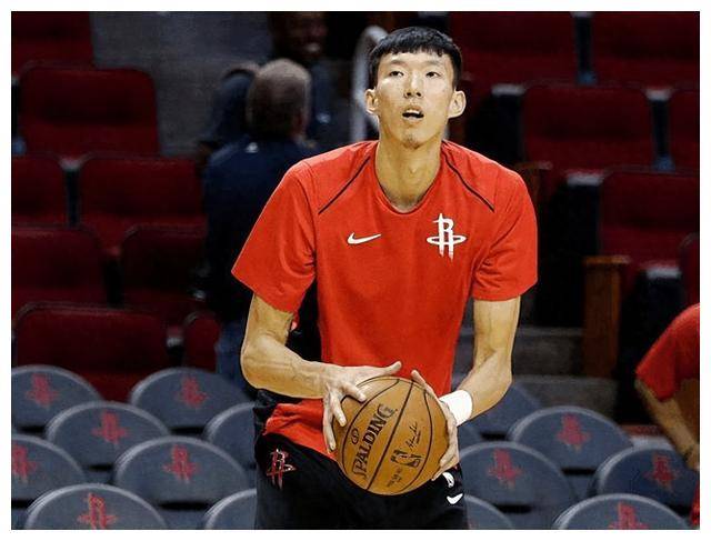 著名篮球解说员于嘉邀请周琦接受专访.