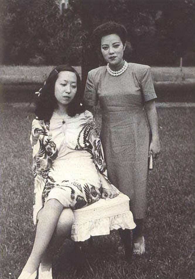 和胡兰成在一起时,胡兰成因追随汪精卫被众人唾骂,张爱玲也遭受牵连