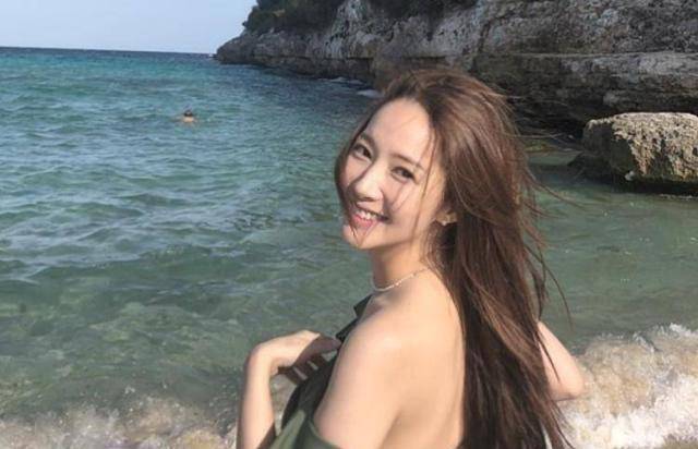 朴敏英郑秀妍巧合晒游客照,1个细节力证闺蜜情