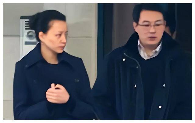 董卿带娃现身哭晕富豪老公曝欠九亿成老赖计划移民美国