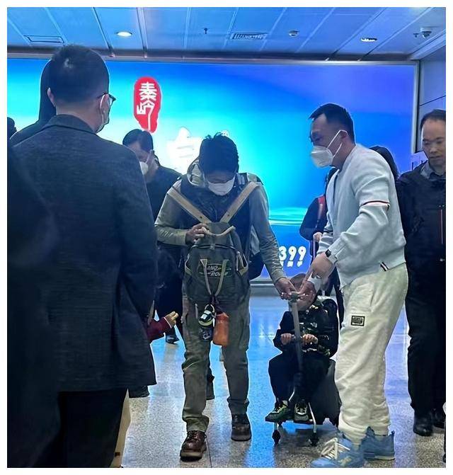 撒贝宁独自扛龙凤胎,身背巨背囊,姿态狼狈,却散发温暖光芒.