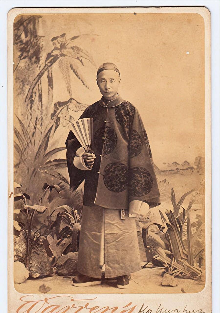 戈鲲化执教哈佛大学第一人穿着中国的官服在哈佛大学的课堂上