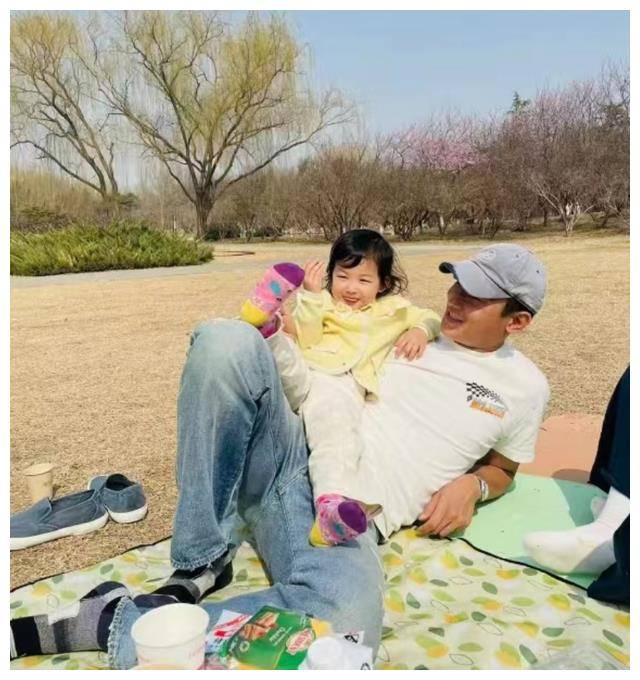 朱珠老公晒女儿,2岁王珠宝萌翻网友,身高超过妈妈_王昀佳_照片_家庭