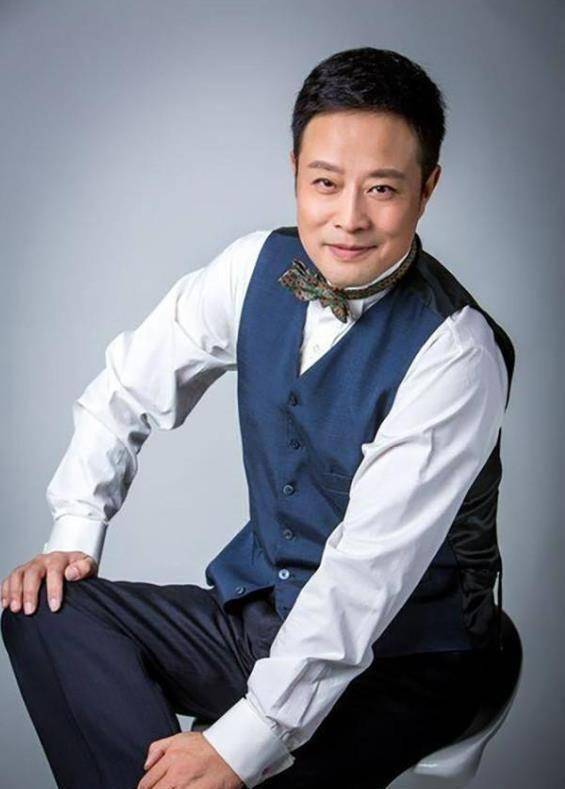 一年后,他还被评为最佳主持人"天气先生".