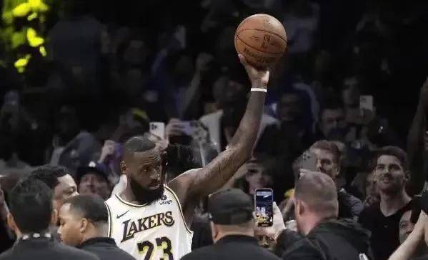 破纪录詹姆斯成nba历史第一人40000分里程碑震撼达成